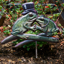 Frog Love Garden Pick
